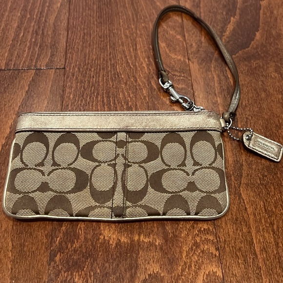 Vintage Coach logo wristlet - Picture 3 of 4